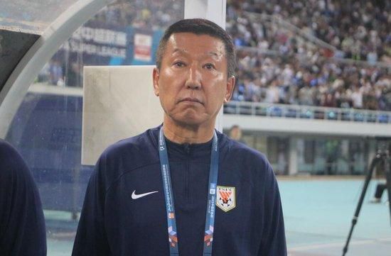 他扒开我的内裤把舌头放进去