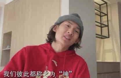 美女让男人舔她的尿口